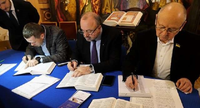 Рада зовет украинцев создавать рукописную Библию