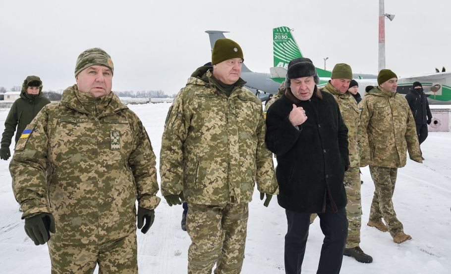 Порошенко: Украина окружена 80-тысячной группировкой российских военных