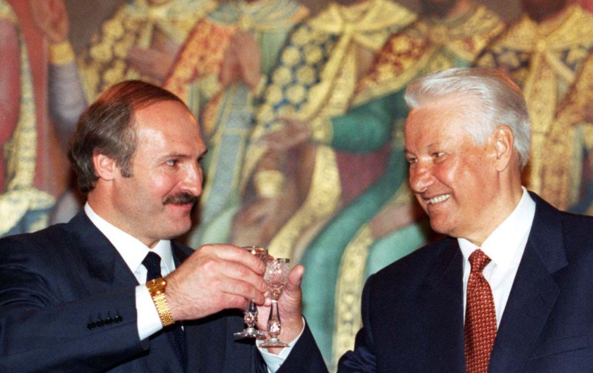 Лукашенко рассказал, как Ельцин учил его не читать газеты