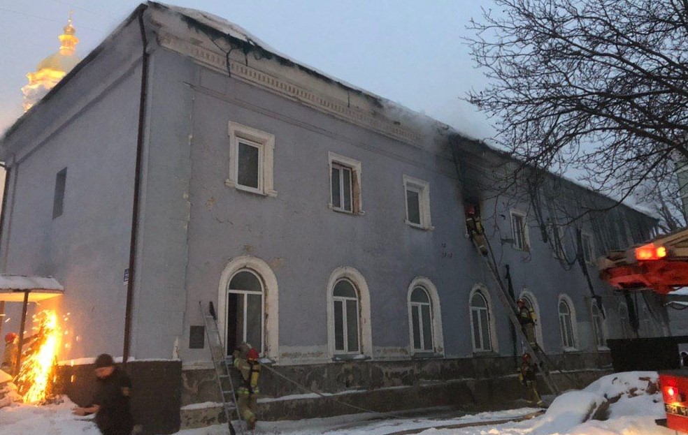 В Киево-Печерской лавре загорелось здание