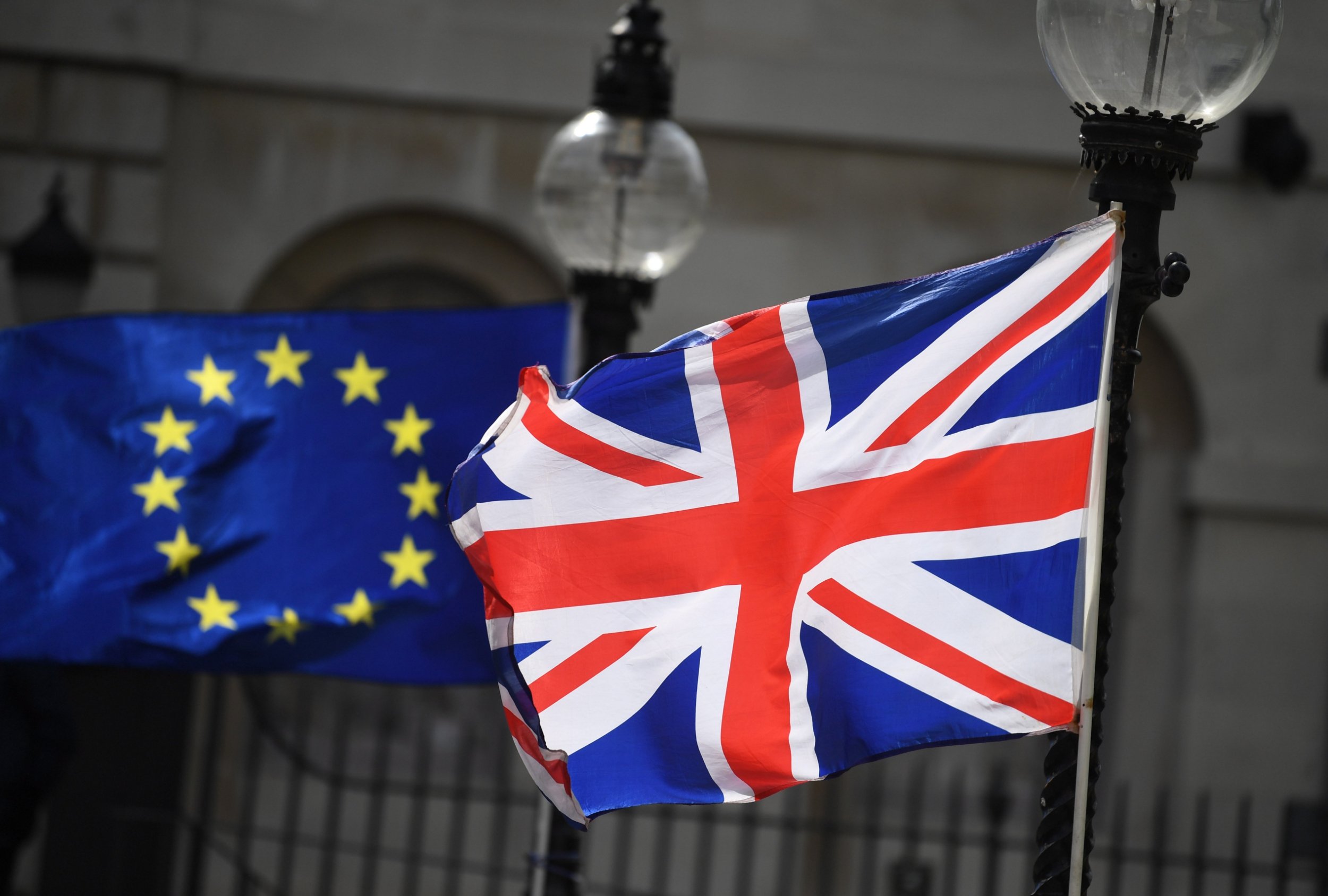 ЕС просит у Британии срочных пояснений после провала соглашения о Brexit