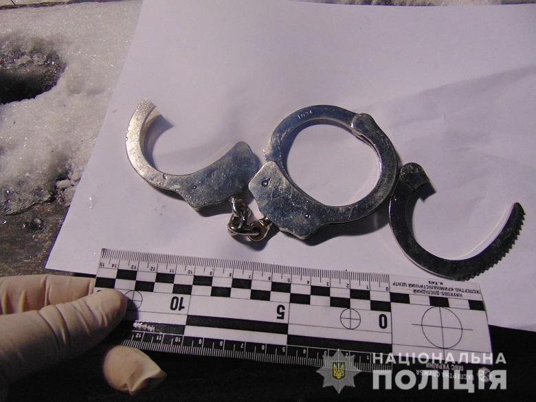 В центре Киева мужчину приковали наручниками и ограбили