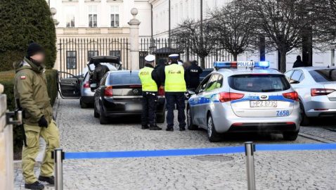В Варшаве водитель сбил полицейского и протаранил въезд во дворец президента