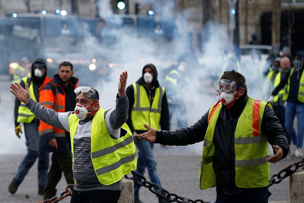 В Париже разогнали «желтых жилетов», собравшихся на ночную акцию