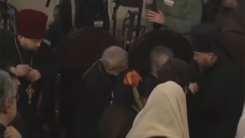 Видео: Священник рядом с Порошенко упал во время ожидания томоса