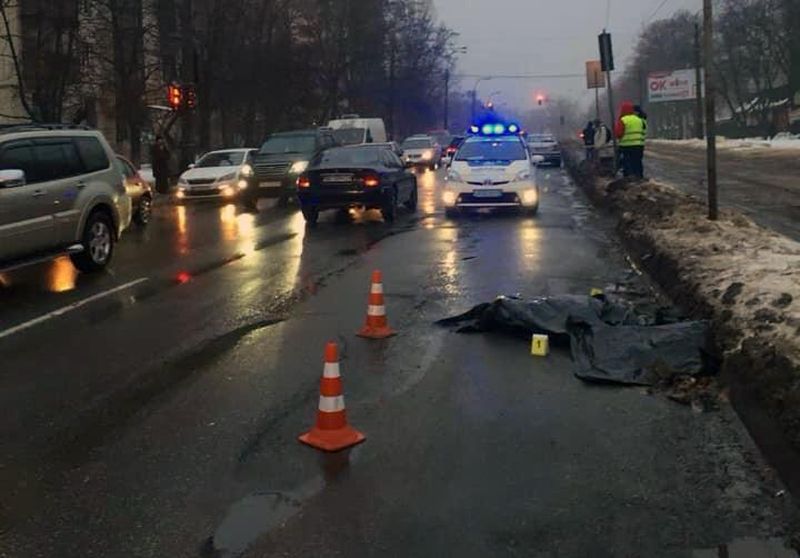 В Киеве водитель грузовика сбил пенсионерку насмерть и скрылся