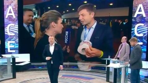 Гончаренко подарил Скабеевой туалетную бумагу с Путиным