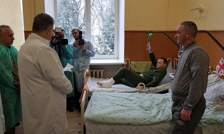 Порошенко посетил военный госпиталь