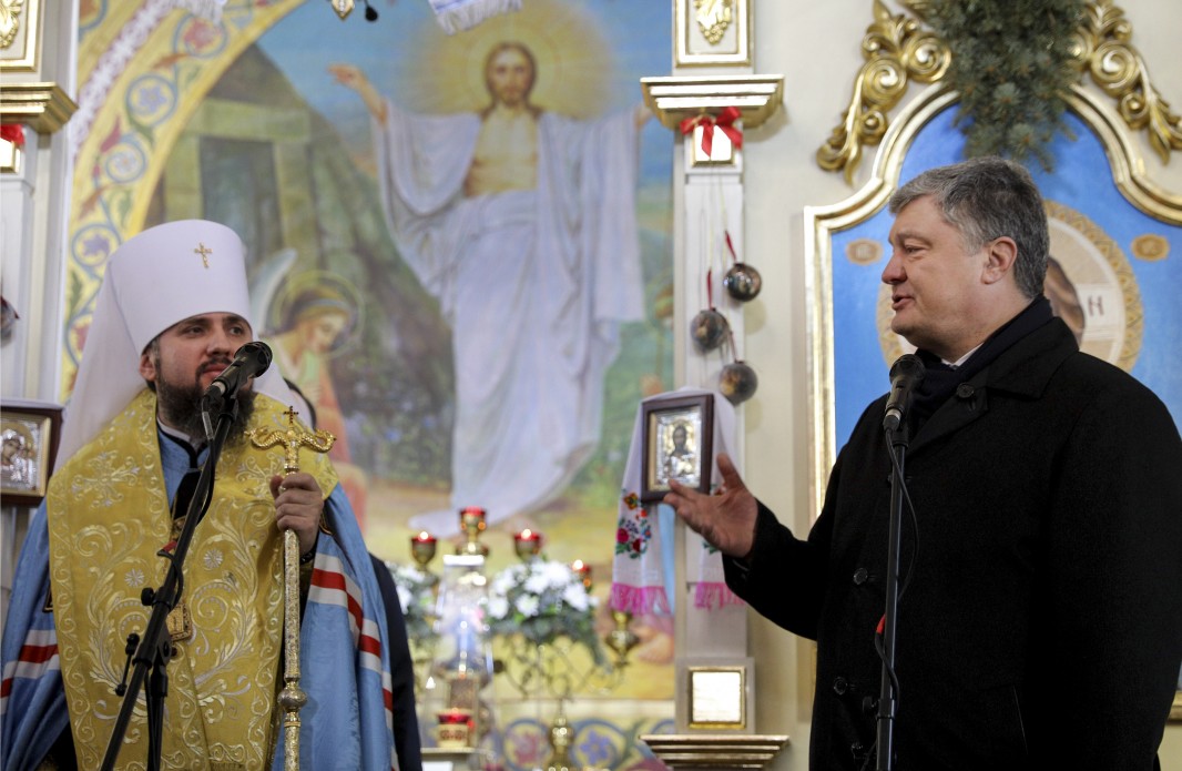 Порошенко надеется, что Бог пошлет разум украинским священникам