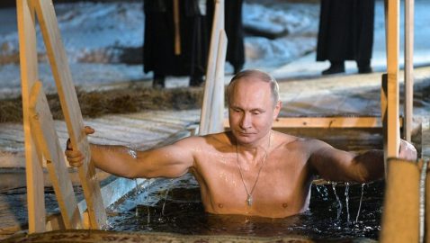 Путин окунулся в проруби