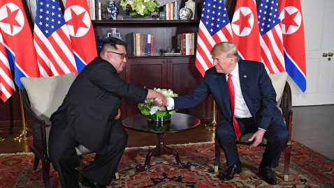 Трамп и Ким Чен Ын проводят встречу в Ханое