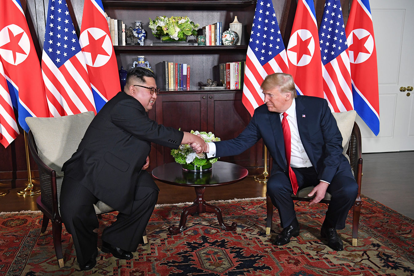 Трамп и Ким Чен Ын проводят встречу в Ханое