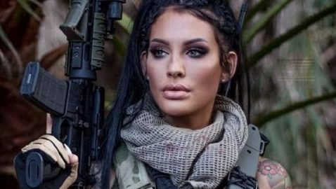 Чиновника ВСУ раскритиковали за фото моделей с оружием в FB