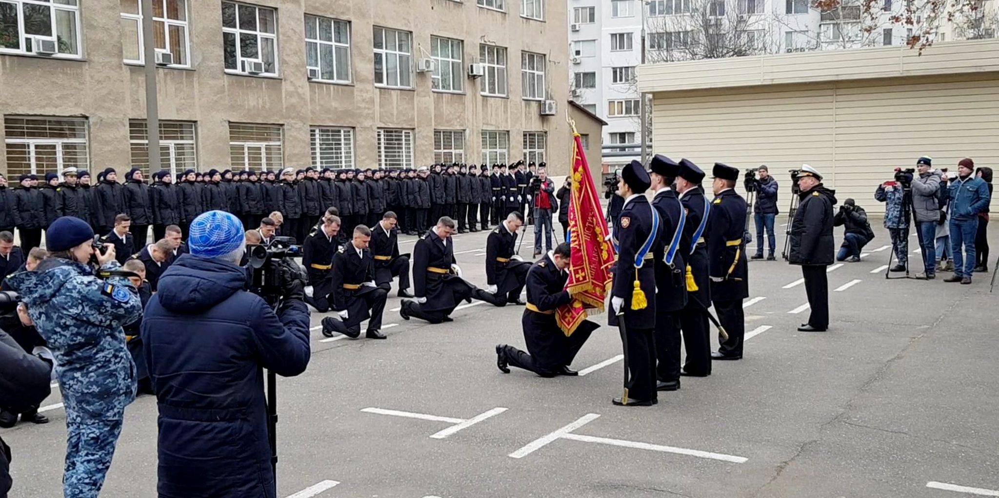 Порошенко поздравил двух задержанных украинских моряков с присвоением звания лейтенанта