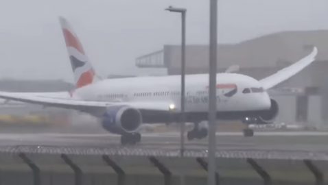 Видео: В Лондоне самолет снесло ветром во время посадки
