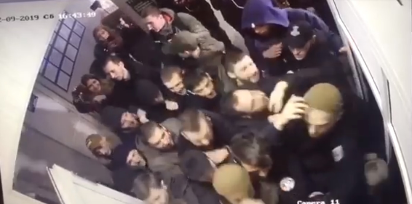 Опубликовано видео попытки штурма отдела полиции в Киеве
