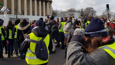 В Париже произошли столкновения между «желтыми жилетами» и полицией