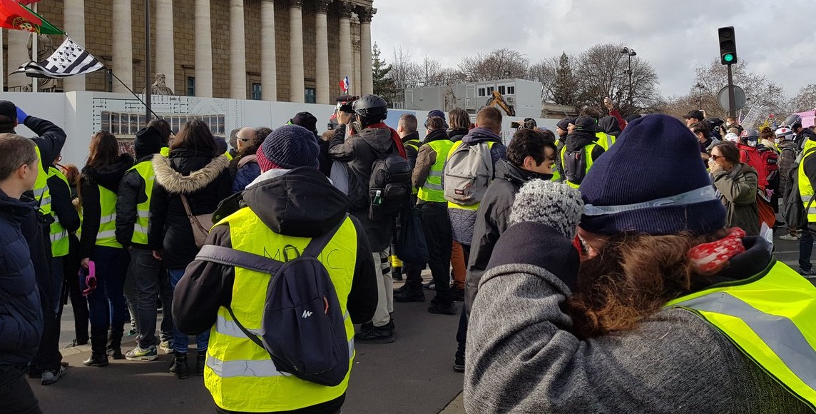 В Париже произошли столкновения между «желтыми жилетами» и полицией