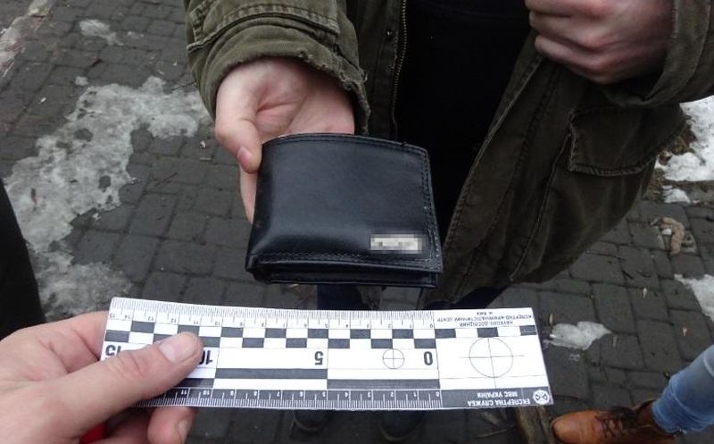 В Киеве таксист отобрал кошелек у иностранца и избил его гида