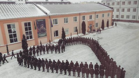 Харьковские курсанты провели флешмоб ко Дню святого Валентина