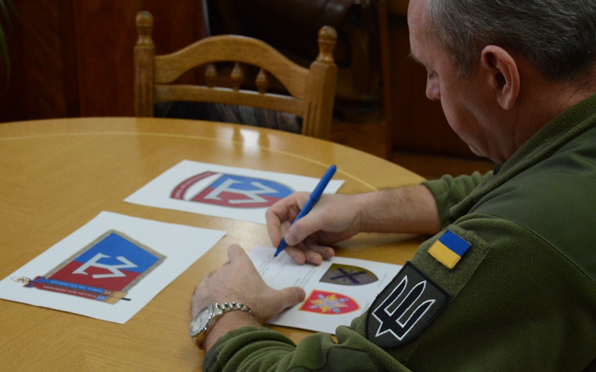 Муженко показал разработку символики ВСУ