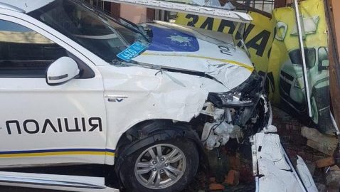 Под Киевом автомобиль патрульных въехал в магазин