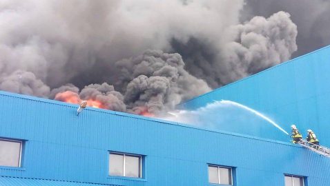В Киеве горят склады: площадь возгорания – 10 тысяч кв. м