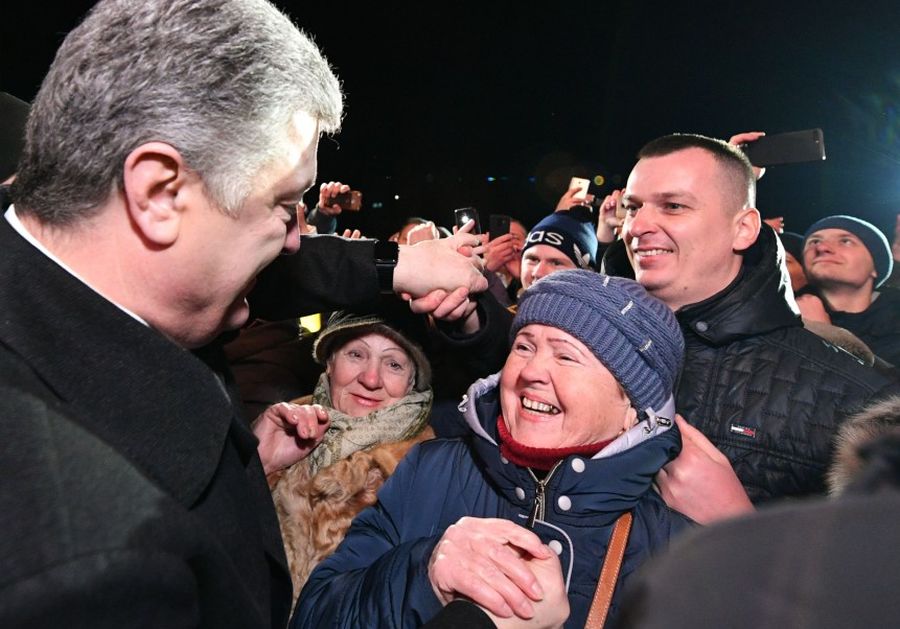 Администрация Порошенко объяснила инцидент с шапкой