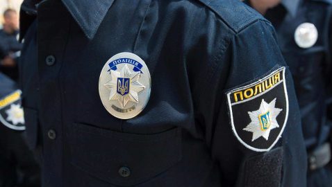 В Луцке задержали хулиганов, прикрепивших фаллоимитатор на патрульную машину