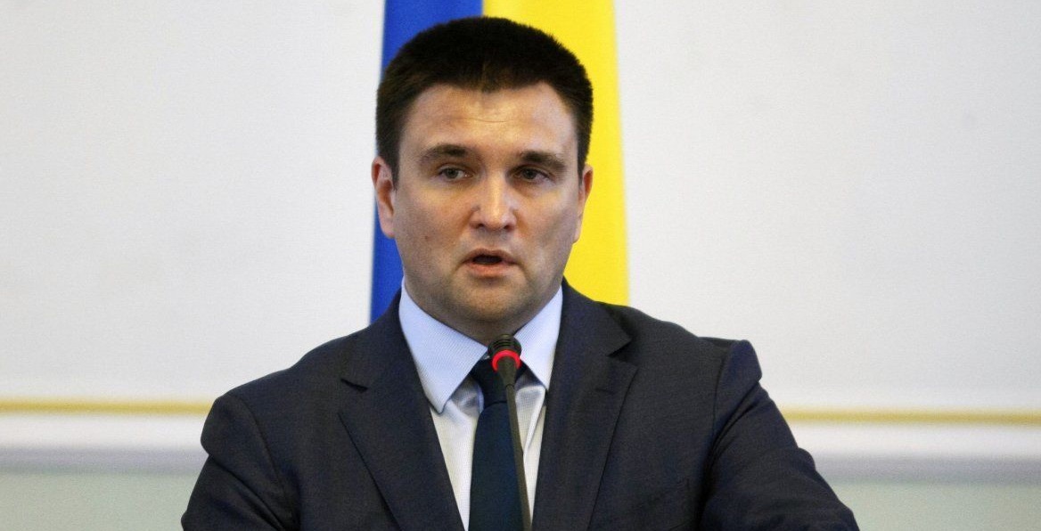 Климкин заявил, что ФСБ подкарауливает украинцев возле консульств