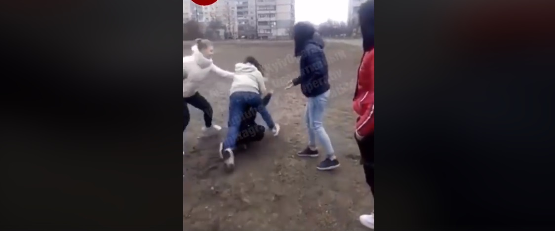 Киевские школьницы сняли на видео избиение одноклассницы