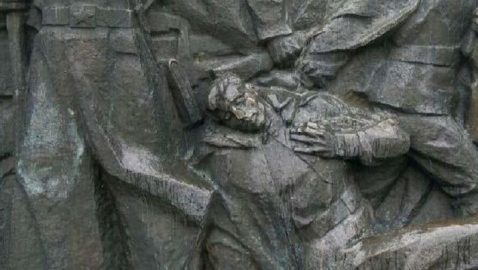 В Ровно фигурам Монумента славы отпилили пальцы и носы