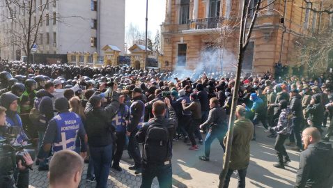 В Черкассах Нацкорпус пытался прорваться на митинг Порошенко
