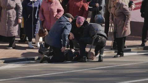 В Чернигове пенсионер потерял сознание, ожидая Порошенко