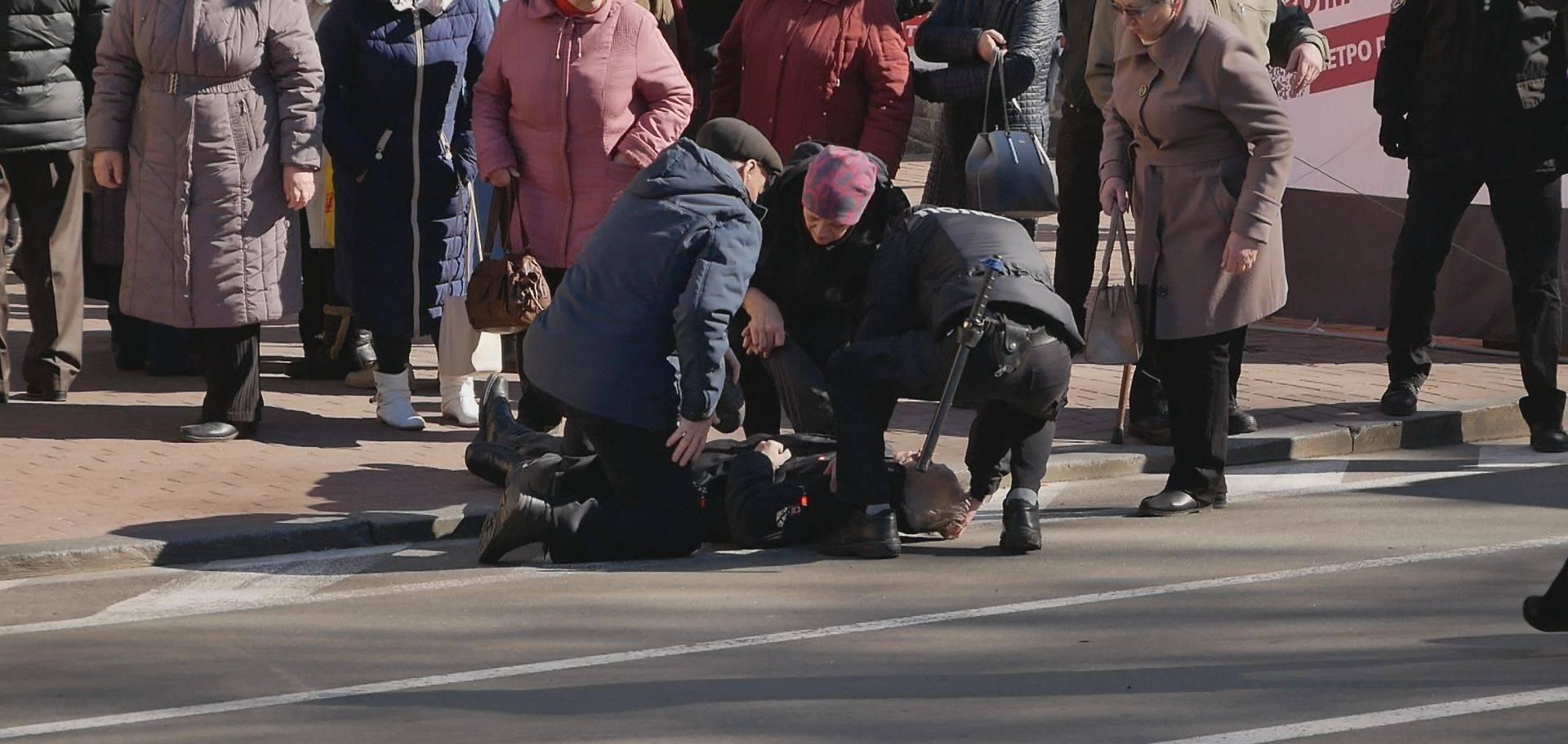 В Чернигове пенсионер потерял сознание, ожидая Порошенко