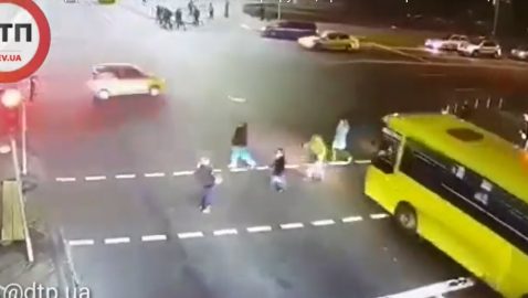 Видео: В Киеве маршрутка сбила на переходе трех пешеходов