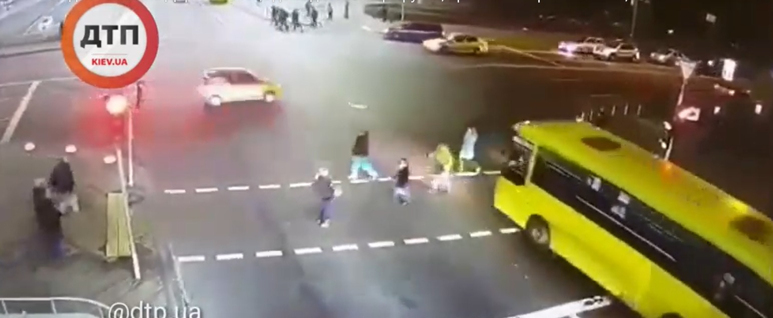 Видео: В Киеве маршрутка сбила на переходе трех пешеходов