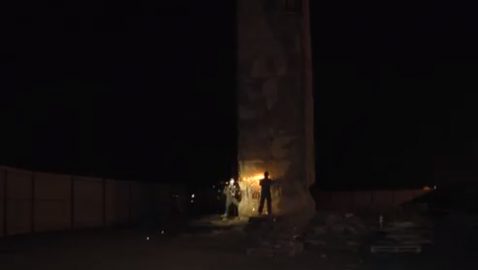 Во Львове у рабочих не получается снести стелу Монумента славы