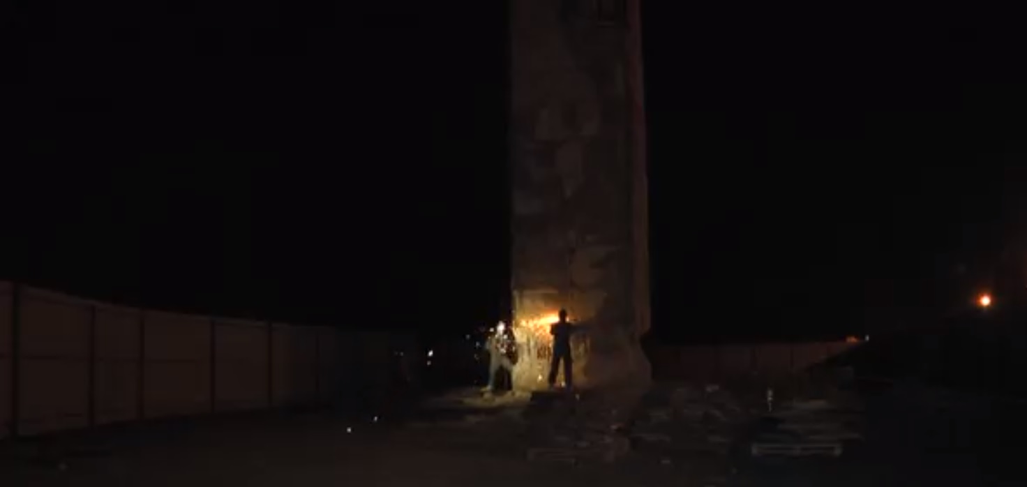 Во Львове у рабочих не получается снести стелу Монумента славы