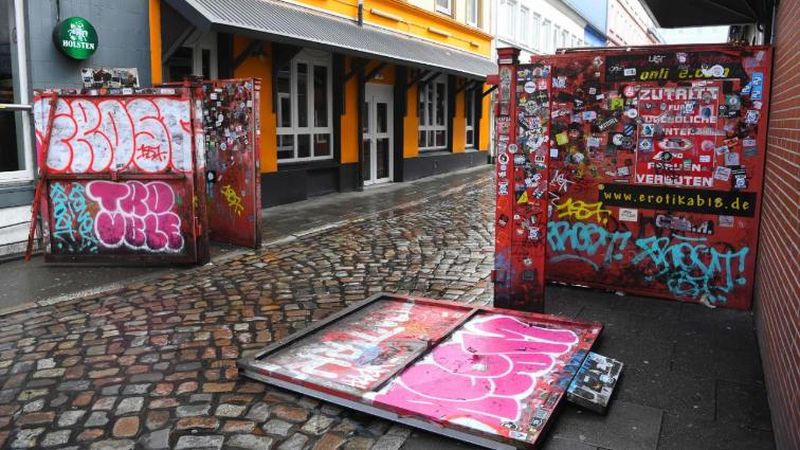 Участницы Femen разрушили забор на улице красных фонарей в Гамбурге