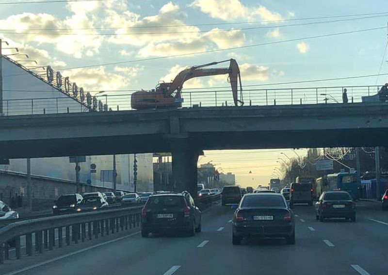 В Киеве начали разбирать Шулявский мост