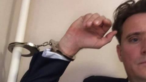 В киевском суде адвокат приковал себя наручниками к трубе