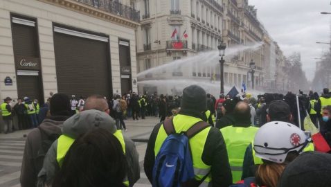 В Париже арестовали более 60 участников акции «желтых жилетов»