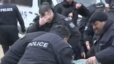 В Болгарии полиция сама себя обрызгала слезоточивым газом