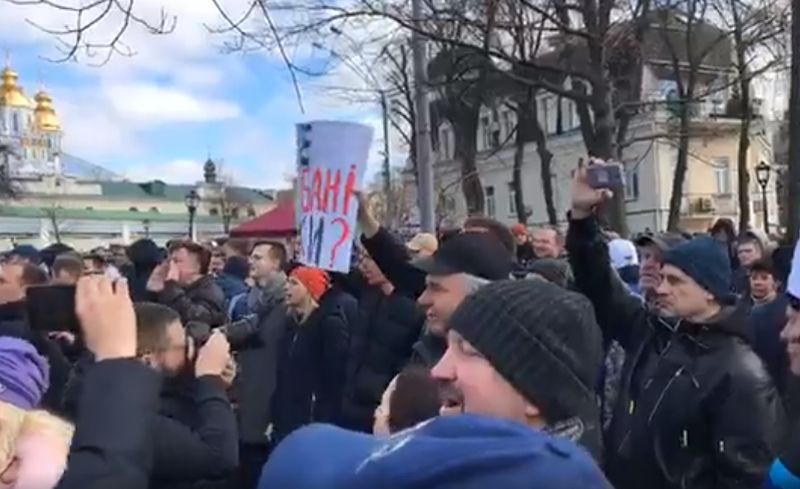 На митинге Порошенко напали на протестующих