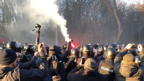 В Виннице перед приездом Порошенко в полицию бросали камни и файеры