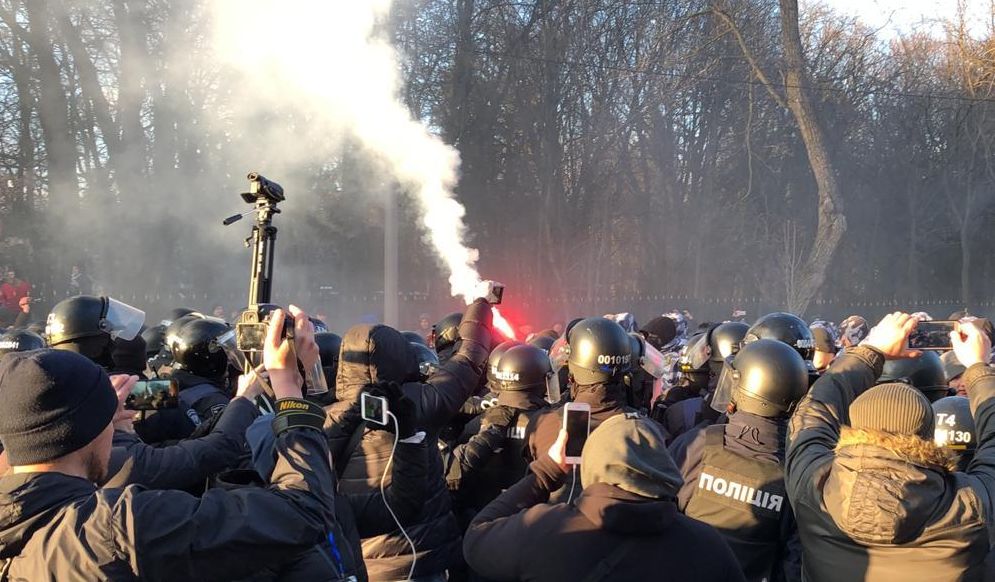 В Виннице перед приездом Порошенко в полицию бросали камни и файеры