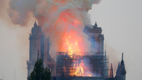 После пожара в Париже роман Гюго «Нотр-Дам де Пари» попал в топ продаж Amazon
