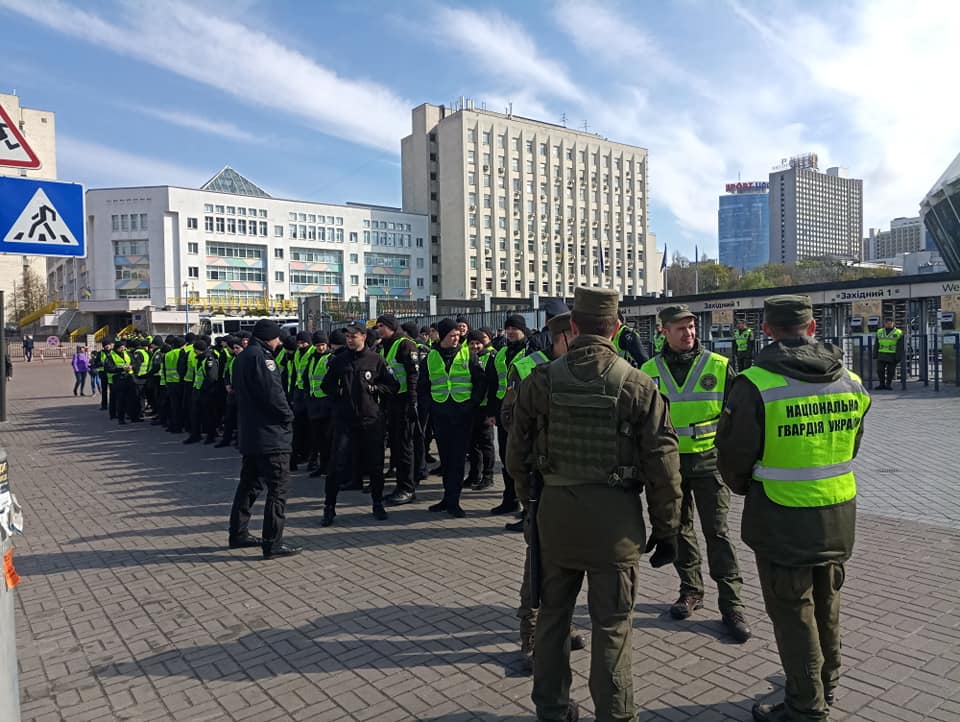 Возле «Олимпийского» разместили Нацгвардию и конную полицию