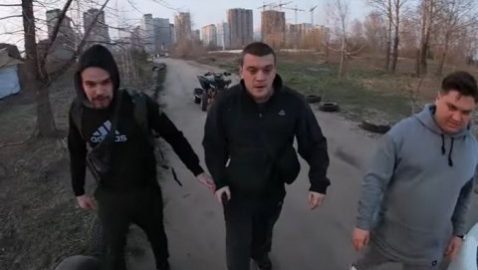В Киеве полицейский с оружием избил водителя квадроцикла